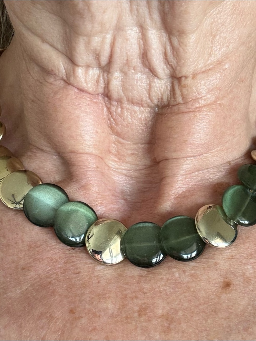 Green and Gold tone round/Disc Necklace - Women Jewelry EUC